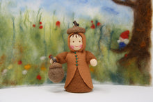 Laden Sie das Bild in den Galerie-Viewer, Eichel Kind "Auf Bestellung" Jahreszeitentisch Blumenkind Waldorf Herbst