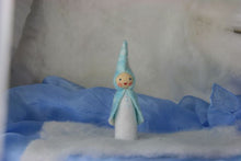 Laden Sie das Bild in den Galerie-Viewer, Eis Wichtel / Frost Jahreszeitentisch Waldorf Blumenkind Schnee