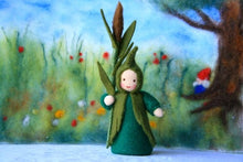 Laden Sie das Bild in den Galerie-Viewer, Wiesen Bub  Jahreszeitentisch Blumenkind Waldorf