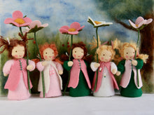 Laden Sie das Bild in den Galerie-Viewer, Heckenrose "Auf Besellung"Jahreszeitentisch Rose Wildrose Blumenkind Waldorf