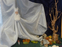 Laden Sie das Bild in den Galerie-Viewer, König Winter Seidenfee XXL Jahreszeitentisch Fee Seide