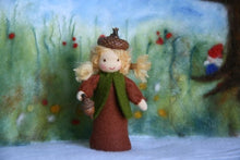 Laden Sie das Bild in den Galerie-Viewer, Eichel Kind "Auf Bestellung" Jahreszeitentisch Blumenkind Waldorf Herbst