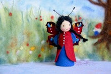 Laden Sie das Bild in den Galerie-Viewer, Tagpfauenauge Schmetterling Jahreszeitentisch Blumenkind Waldorf