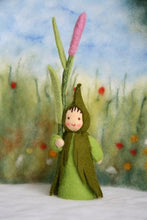 Laden Sie das Bild in den Galerie-Viewer, Wiesen Bub  Jahreszeitentisch Blumenkind Waldorf