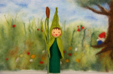 Laden Sie das Bild in den Galerie-Viewer, Gras Kind Jahreszeitentisch Waldorf Blumenkind