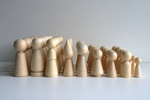 3 kleine sockel Holzfiguren / Kegelfigur 5 cm Holz