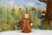 Laden Sie das Bild in den Galerie-Viewer, Eichel Kind "Auf Bestellung" Jahreszeitentisch Blumenkind Waldorf Herbst