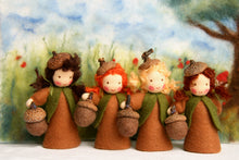 Laden Sie das Bild in den Galerie-Viewer, Eichel Kind "Auf Bestellung" Jahreszeitentisch Blumenkind Waldorf Herbst