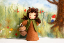 Laden Sie das Bild in den Galerie-Viewer, Eichel Kind "Auf Bestellung" Jahreszeitentisch Blumenkind Waldorf Herbst