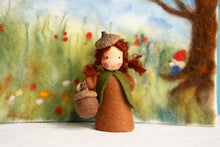 Laden Sie das Bild in den Galerie-Viewer, Eichel Kind "Auf Bestellung" Jahreszeitentisch Blumenkind Waldorf Herbst