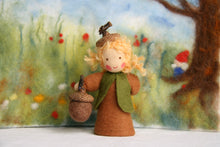 Laden Sie das Bild in den Galerie-Viewer, Eichel Kind "Auf Bestellung" Jahreszeitentisch Blumenkind Waldorf Herbst