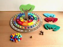 Laden Sie das Bild in den Galerie-Viewer, Immer währender Kalender Jahreskreis / Jahreskalender Wochenkalender Monate / Waldorf / Jahreszeitentisch / Montessori Jahreskalender