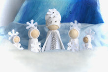 Laden Sie das Bild in den Galerie-Viewer, Schneekönigin mit ihren Schneeflocken / Schneeflocke / Waldorf / Jahreszeitentisch / König Winter