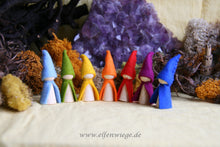 Laden Sie das Bild in den Galerie-Viewer, 7 kleine Regenbogen Zwerge Set Jahreszeitentisch Holz Kegel, Kegel Figuren