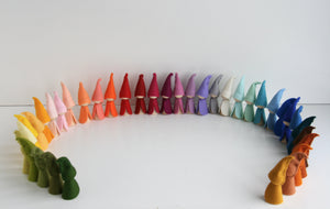 Zwerge in deiner Lieblings Farbe und Größe  Regenbogen Holz Kegel  Jahreszeitentisch deko