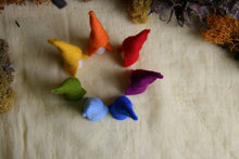 Laden Sie das Bild in den Galerie-Viewer, 7 kleine Regenbogen Zwerge Set Jahreszeitentisch Holz Kegel, Kegel Figuren