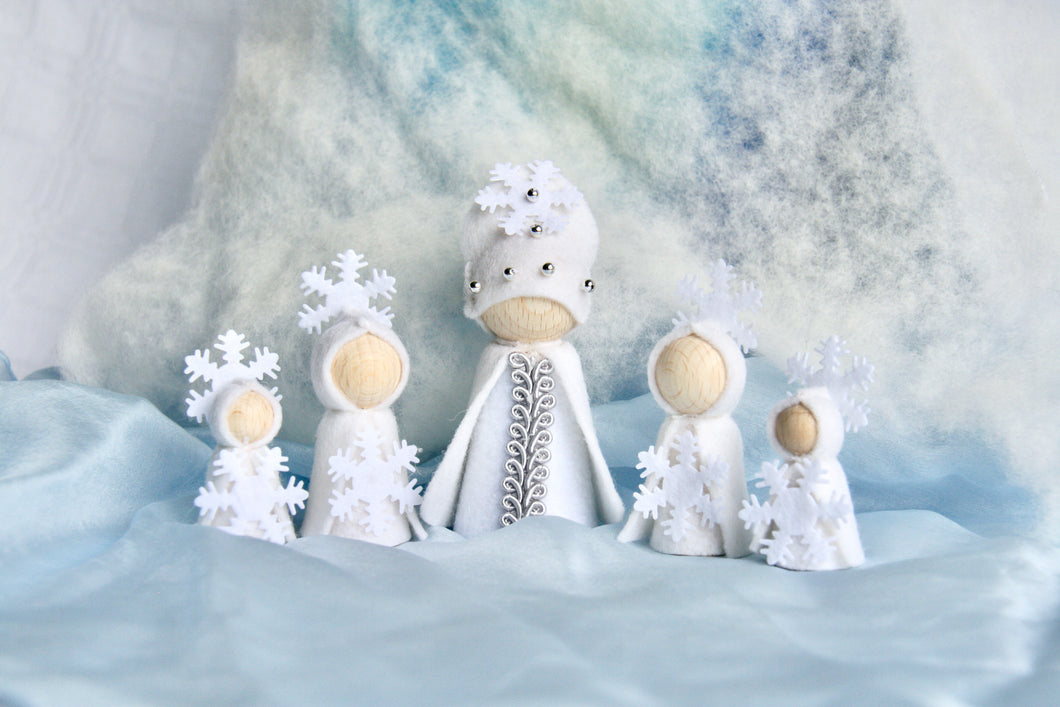 Schneekönigin mit ihren Schneeflocken / Schneeflocke / Waldorf / Jahreszeitentisch / König Winter
