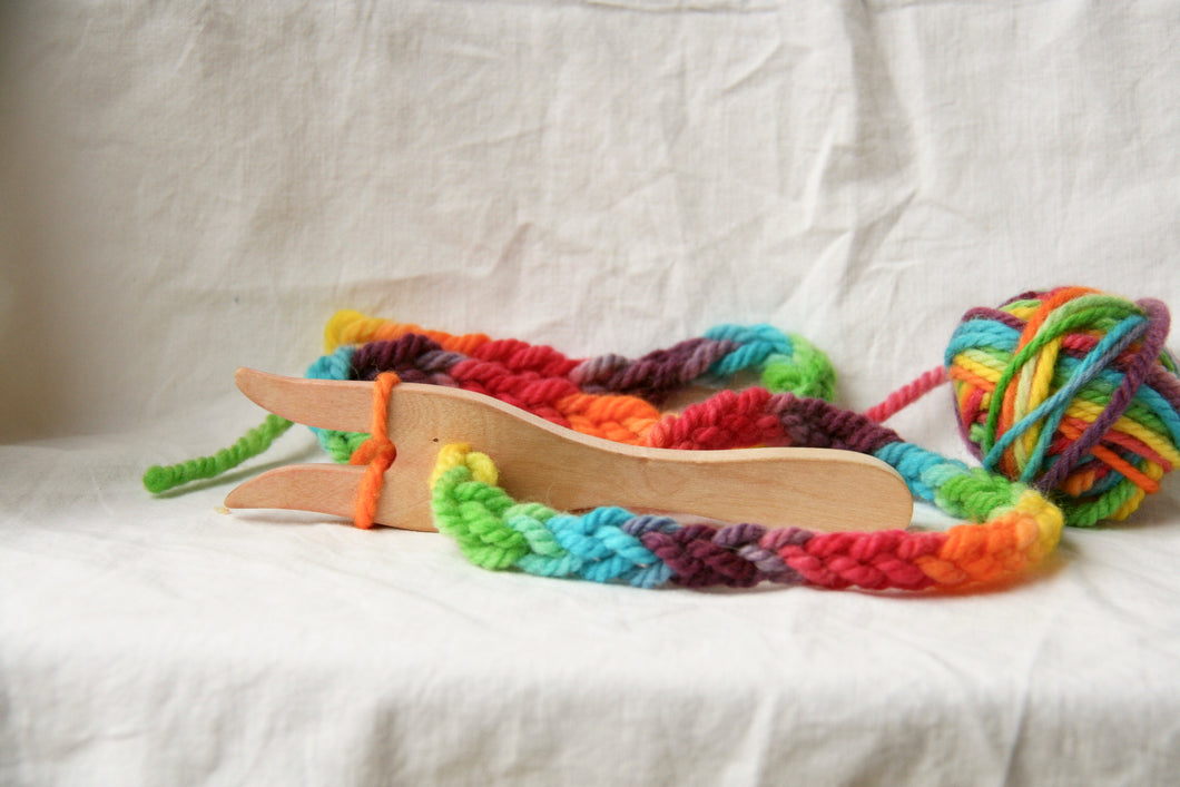 Strickgabel mit 100 gr BUNTER Schurwolle für Kinder Regenbogenfarben