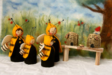 Laden Sie das Bild in den Galerie-Viewer, Biene, Bienenvolk, Bienenstock Jahreszeitentisch Waldorf Blumenkinder